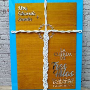 Cartel cordón de tres personalizado con detalles grabados, materiales diversos. para bodas, decoración
