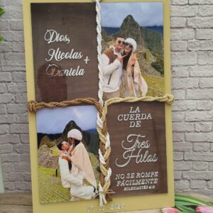 Cartel cordón de tres personalizado con detalles grabados, materiales diversos. para bodas, decoración