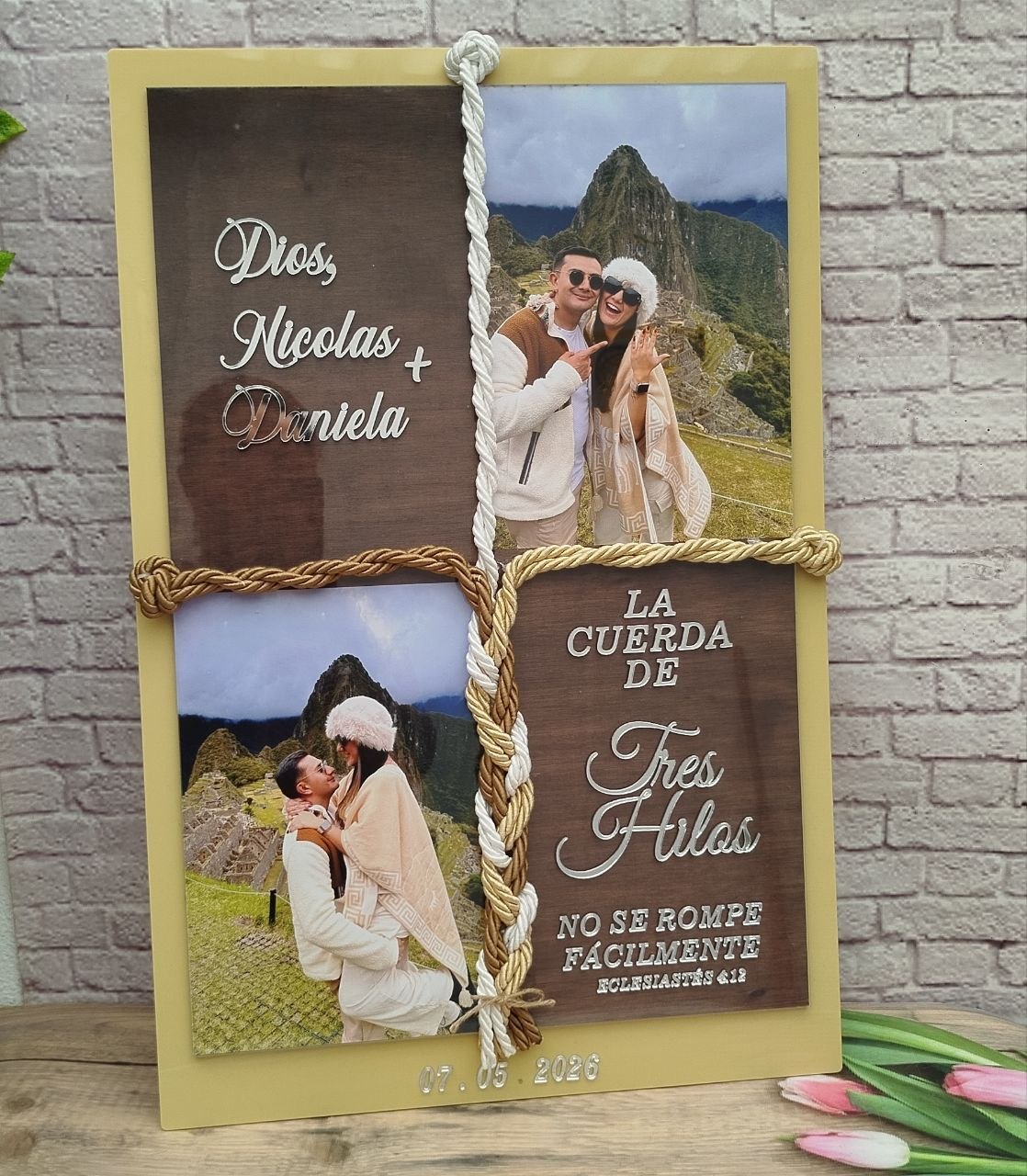 Cartel cordón de tres personalizado con detalles grabados, materiales diversos. para bodas, decoración