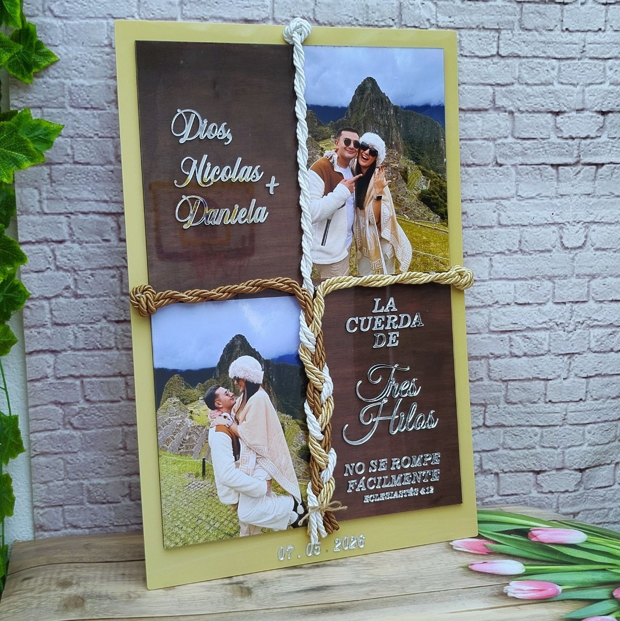 Cartel cordón de tres personalizado con detalles grabados, materiales diversos. para bodas, decoración