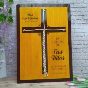 Cartel cordón de tres personalizado con detalles grabados, materiales diversos. para bodas, decoración