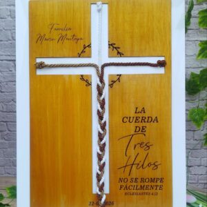 Cartel cordón de tres personalizado con detalles grabados, materiales diversos. para bodas, decoración