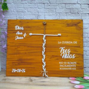 Cartel cordón de tres personalizado con detalles grabados, materiales diversos. para bodas, decoración