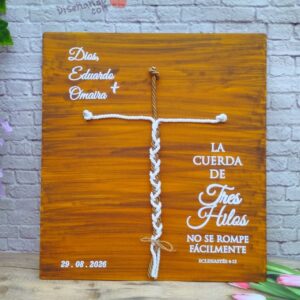 Cartel cordón de tres personalizado con detalles grabados, materiales diversos. para bodas, decoración