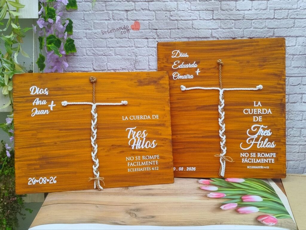 Cartel cordón de tres personalizado con detalles grabados, materiales diversos. para bodas, decoración