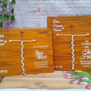 Cartel cordón de tres personalizado con detalles grabados, materiales diversos. para bodas, decoración