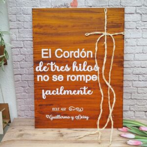 Cartel cordón de tres personalizado con detalles grabados, materiales diversos. para bodas, decoración