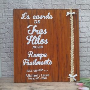 Cartel cordón de tres personalizado con detalles grabados, materiales diversos. para bodas, decoración