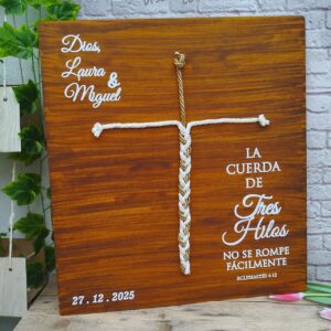 Cartel cordón de tres personalizado con detalles grabados, materiales diversos. para bodas, decoración