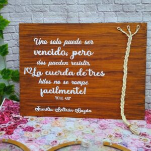 Cartel cordón de tres personalizado con detalles grabados, materiales diversos. para bodas, decoración