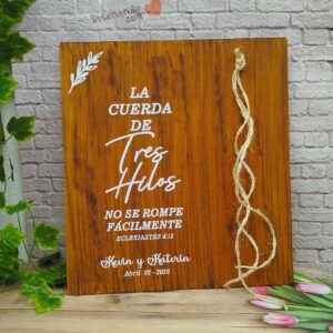 Cartel cordón de tres personalizado con detalles grabados, materiales diversos. para bodas, decoración