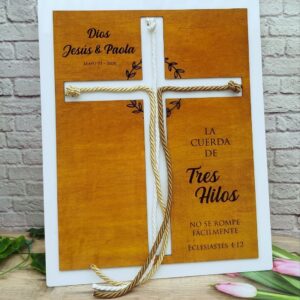 Cartel cordón de tres personalizado con detalles grabados, materiales diversos. para bodas, decoración